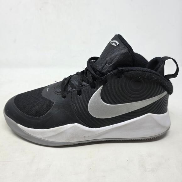 Nike Team Hustle D 9 Basketball Shoes Black White Boys Youth Size 6.5Y Sneakers - Picture 2 of 8